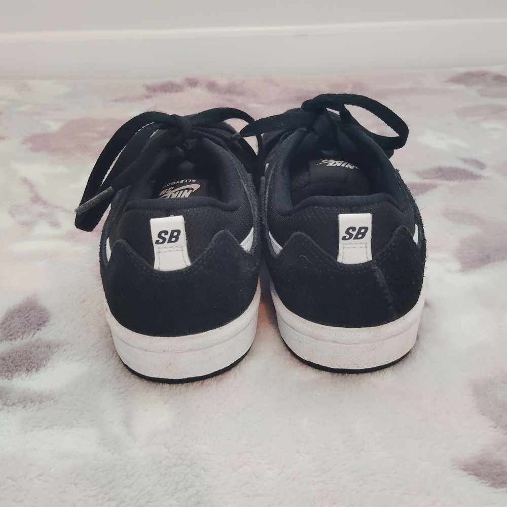 Nike Black and White Sneakers with Classic Skateboard Style - Picture 4 of 7